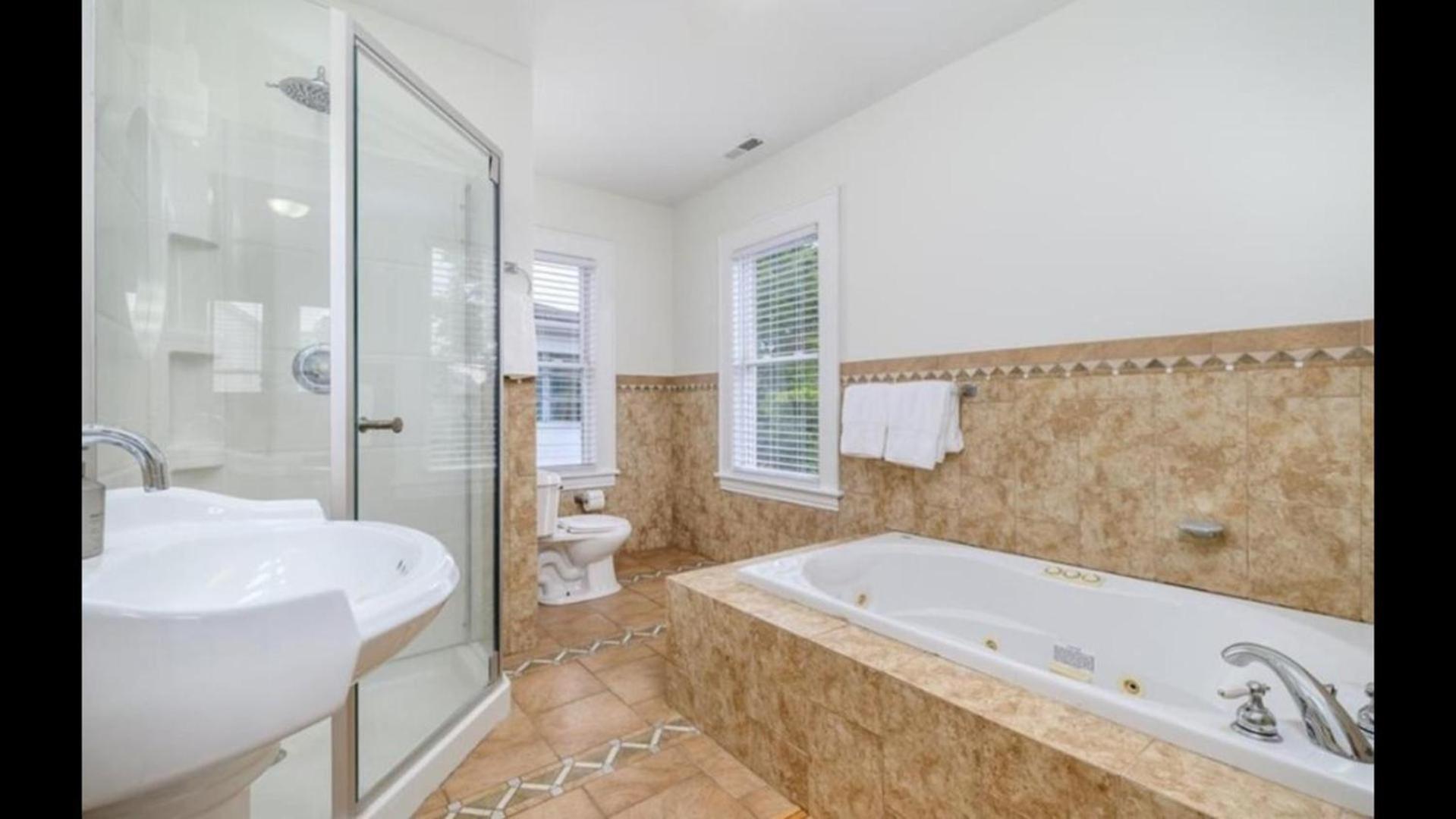 Black Rock Home - 4 Bed - Jacuzzi Bath - Beach Bridgeport Bagian luar foto